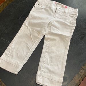 Little girl’s white Jean embroidered capris